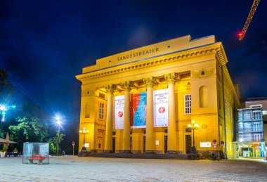 INNSBRUCK, AUSTRIA, 26 HAZİRAN 2016: Innsbruck, Avusturya 'daki aydınlanmış yorgun toprak tiyatrosunun gece görüşü.