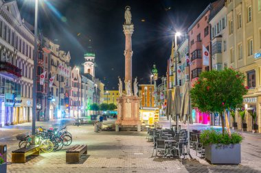 INNSBRUCK, AUSTRIA, 26 Temmuz 2016: Innsbruck, Avusturya 'da Anna' nın sütununun hakim olduğu kasaba meydanının gece manzarası.
