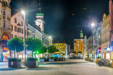 INNSBRUCK, AUSTRIA, 26 Temmuz 2016: Innsbruck, Avusturya 'da Anna' nın sütununun hakim olduğu kasaba meydanının gece manzarası.