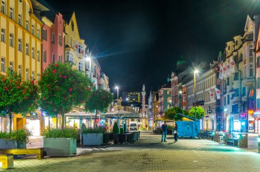 INNSBRUCK, AUSTRIA, 26 Temmuz 2016: Innsbruck, Avusturya 'da Anna' nın sütununun hakim olduğu kasaba meydanının gece manzarası.