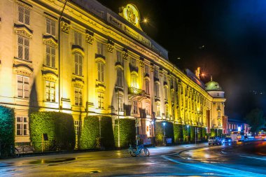 INNSBRUCK, AUSTRIA, 26 Temmuz 2016: Innsbruck, Avusturya 'daki aydınlanmış hofburg' un gece görüşü.