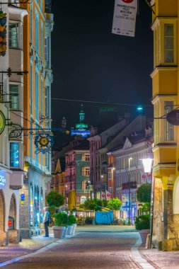 INNSBRUCK, AUSTRIA, 26 Temmuz 2016: Herzog Friedrich Caddesi 'nin Goldenes Dachl' ı Avusturya 'nın Innsbruck kentindeki kasaba meydanına bağlayan gece görüntüsü.