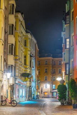INNSBRUCK, AUSTRIA, 26 Temmuz 2016: Avusturya 'nın Innsbruck kentinde dar bir caddenin gece görüşü.