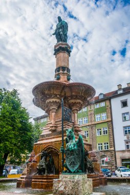 INNSBRUCK, AUSTRIA, 27 Temmuz 2016: Avusturya 'nın Innsbruck kentindeki Rudolfsbrunnen çeşmesinin manzarası.