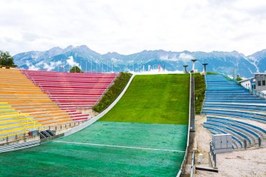 INNSBRUCK, AUSTRIA, 27 Temmuz 2016: Ünlü Iraklı mimar Zaha Hadid tarafından tasarlanmış kayak atlama kulesinin en belirgin parçası olan ünlü Bergisel kayak atlama stadyumunun manzarası.