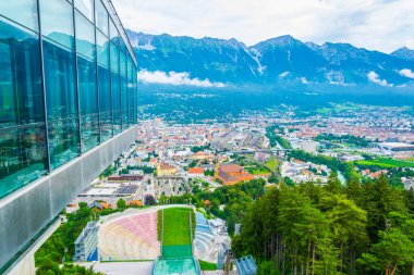 INNSBRUCK, AUSTRIA, 27 Temmuz 2016: Avusturya 'nın Innsbruck kasabasına bakan Bergisel kayak atlama stadyumunun manzarası.