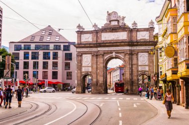INNSBRUCK, AUSTRIA, 27 Temmuz 2016: Innsbruck, Avusturya 'daki Altes Landhaus manzarası.