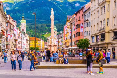 INNSBRUCK, AUSTRIA, 27 Temmuz 2017: Innsbruck, Avusturya 'da Anna' nın sütununun hakim olduğu kasaba meydanından insanlar geçiyor.