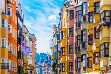 INNSBRUCK, AUSTRIA, 27 Temmuz 2016: Avusturya 'nın Innsbruck kentindeki evlerin renkli cepheleri