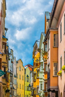 TİRAN, AUSTRIA, 27 HAZİRAN 2016: Tirol 'deki Avusturya Belediye Binası' nda renkli cepheli evler.