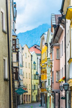 TİRAN, AUSTRIA, 27 HAZİRAN 2016: Tirol 'deki Avusturya Belediye Binası' nda renkli cepheli evler.