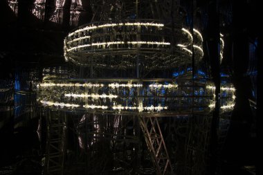 WATTENS, AUSTRIA, 27 Temmuz 2016: Avusturya 'nın Wattens kentindeki Swarovski elementlerini kullanarak çeşitli sanat eserlerinin sergilendiği ünlü Swarovski Kristallwelten müzesinin içi.