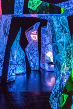 WATTENS, AUSTRIA, 27 Temmuz 2016: Avusturya 'nın Wattens kentindeki Swarovski elementlerini kullanarak çeşitli sanat eserlerinin sergilendiği ünlü Swarovski Kristallwelten müzesinin içi.