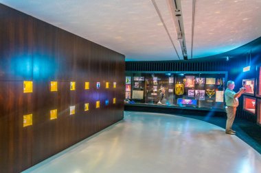 WATTENS, AUSTRIA, 27 Temmuz 2016: Avusturya 'nın Wattens kentindeki Swarovski Kristallwelten' in içindeki bir dükkanın içi.