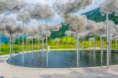 WATTENS, AUSTRIA, 27 Temmuz 2016: Avusturya 'nın Wattens kentindeki Swarovski Kristallwelten kompleksinin içinde Bulutlar adı verilen heykel.