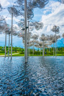 WATTENS, AUSTRIA, 27 Temmuz 2016: Avusturya 'nın Wattens kentindeki Swarovski Kristallwelten kompleksinin içinde Bulutlar adı verilen heykel.