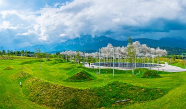 WATTENS, AUSTRIA, 27 Temmuz 2016: Avusturya 'nın Wattens kentindeki Swarovski Kristallwelten kompleksinin içinde Bulutlar adı verilen heykel.