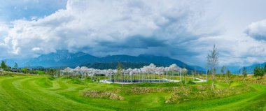 WATTENS, AUSTRIA, 27 Temmuz 2016: Avusturya 'nın Wattens kentindeki Swarovski Kristallwelten kompleksinin içinde Bulutlar adı verilen heykel.