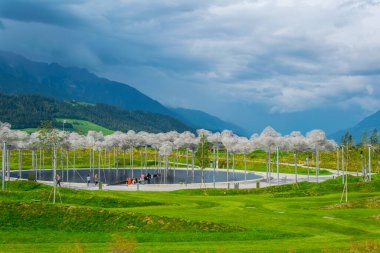 WATTENS, AUSTRIA, 27 Temmuz 2016: Avusturya 'nın Wattens kentindeki Swarovski Kristallwelten kompleksinin içinde Bulutlar adı verilen heykel.