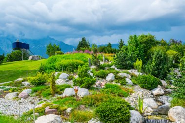 WATTENS, AUSTRIA, 27 Temmuz 2016: Avusturya 'nın Wattens kentindeki Swarovski Kristallwelten kompleksinin içindeki bir bahçeye bakış.