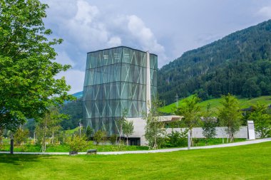 WATTENS, AUSTRIA, 27 Temmuz 2016: Avusturya 'nın Wattens kentindeki Swarovski Kristallwelten kompleksi içinde bir çocuk oyun alanı binasının görüntüsü.