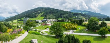 WATTENS, AUSTRIA, 27 Temmuz 2016: Avusturya 'nın Wattens kentindeki Swarovski Kristallwelten kompleksinin içindeki bir bahçeye bakış.