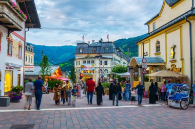 ZELL AM See, AUSTRIA, 28 Temmuz 2016: İnsanlar Zell am 'ın tarihi merkezinde geziniyorlar..