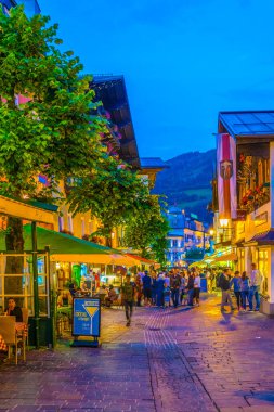 ZELL AM See, AUSTRIA, 28 Temmuz 2016: İnsanlar Zell am 'ın tarihi merkezinde geziniyorlar..