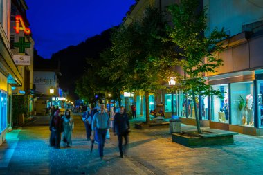 ZELL AM See, AUSTRIA, 28 Temmuz 2016: İnsanlar Zell am 'ın tarihi merkezinde geziniyorlar..