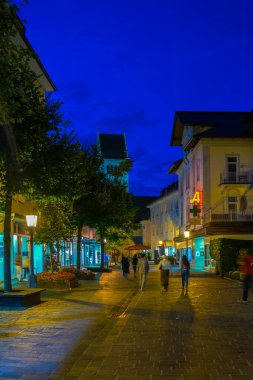 ZELL AM See, AUSTRIA, 28 Temmuz 2016: İnsanlar Zell am 'ın tarihi merkezinde geziniyorlar..