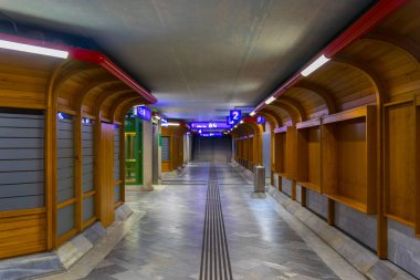 ZELL AM See, AUSTRIA, 28 HAZİRAN 2016: Avusturya şehir zamirideki tren istasyonunun altındaki bir altgeçitin görüntüsü.