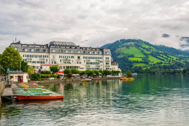 ZELL AM See, AUSTRIA, 29 Temmuz 2016: Zell 'deki Zeller Gölü kıyısındaki büyük otelin manzarası.