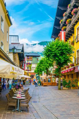 ZELL AM See, AUSTRIA, 29 HAZİRAN 2016: İnsanlar Zell am 'in tarihi merkezinde geziniyorlar..