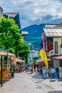 ZELL AM See, AUSTRIA, 29 HAZİRAN 2016: İnsanlar Zell am 'in tarihi merkezinde geziniyorlar..