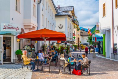 ZELL AM See, AUSTRIA, 29 HAZİRAN 2016: İnsanlar Zell am 'in tarihi merkezinde geziniyorlar..