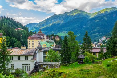 Bad GASTEIN, AUSTRIA, 29 HAZİRAN 2016: Avustralya spa ve kayak merkezi Bad Gastein 'daki otellerin manzarası.