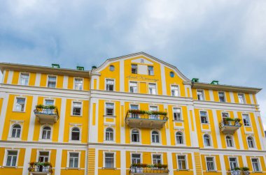 BAD GASTEIN, AUSTRIA, 29 Temmuz 2016: Avustralya kaplıcasında sarı bir otel ve kayak merkezi kötü gastein.