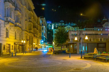BAD GASTEIN, AUSTRIA, 29 Temmuz 2016: Avusturya 'nın tarihi kaplıca ve kayak merkezi Bad Gastein' in gece manzarası.