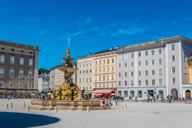 SALZBURG, AUSTRIA, 30 Temmuz 2016: Avusturya 'nın tarihi kesimindeki Residenzplatz ve Residenzbrunnen çeşmesinin güzel manzarası.
