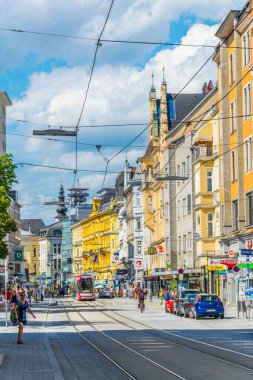 LINZ, AUSTRIA, 30 Temmuz 2016: Avusturya 'nın Linz kentindeki Landstrasse caddesinde insanlar geziniyor.