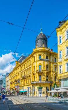 LINZ, AUSTRIA, 30 Temmuz 2016: Avusturya 'nın Linz kentindeki Landstrasse caddesinde insanlar geziniyor.