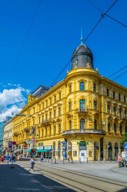 LINZ, AUSTRIA, 30 Temmuz 2016: Avusturya 'nın Linz kentindeki Landstrasse caddesinde insanlar geziniyor.
