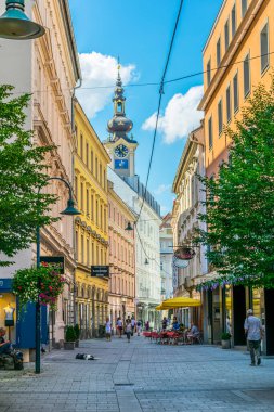 LINZ, AUSTRIA, 30 Temmuz 2016: Avusturya 'nın tarihi merkezi Linz' de dar bir sokak manzarası.