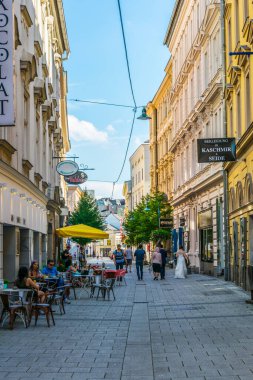 LINZ, AUSTRIA, 30 Temmuz 2016: Avusturya 'nın tarihi merkezi Linz' de dar bir sokak manzarası.