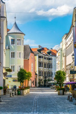 LINZ, AUSTRIA, 30 Temmuz 2016: Avusturya 'nın tarihi merkezi Linz' de dar bir sokak manzarası.