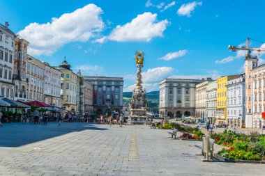 LINZ, AUSTRIA, 30 Temmuz 2016: Avusturya 'nın Linz kentindeki hauptplatz ana meydanının görüntüsü.