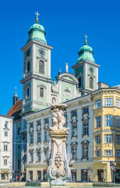 LINZ, AUSTRIA, 30 Temmuz 2016: Linz, Avusturya 'daki Eski Katedral (Alter Dom, Ignatiuskirche)