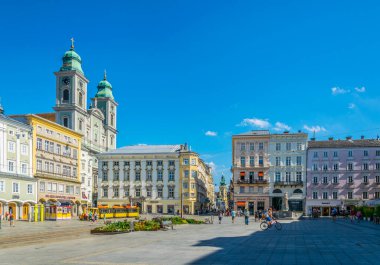 LINZ, AUSTRIA, 30 Temmuz 2016: Avusturya 'nın Linz kentindeki hauptplatz ana meydanının görüntüsü.