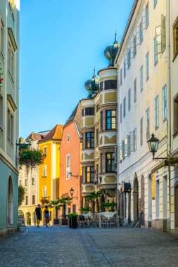 LINZ, AUSTRIA, 30 Temmuz 2016: Avusturya 'nın tarihi merkezi Linz' de dar bir sokak manzarası.