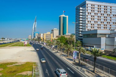 MANAMA, BAHRAIN, 22 EKİM 2016: Bahreyn 'in başkenti Manama' daki kral Faisal karayolunda trafik